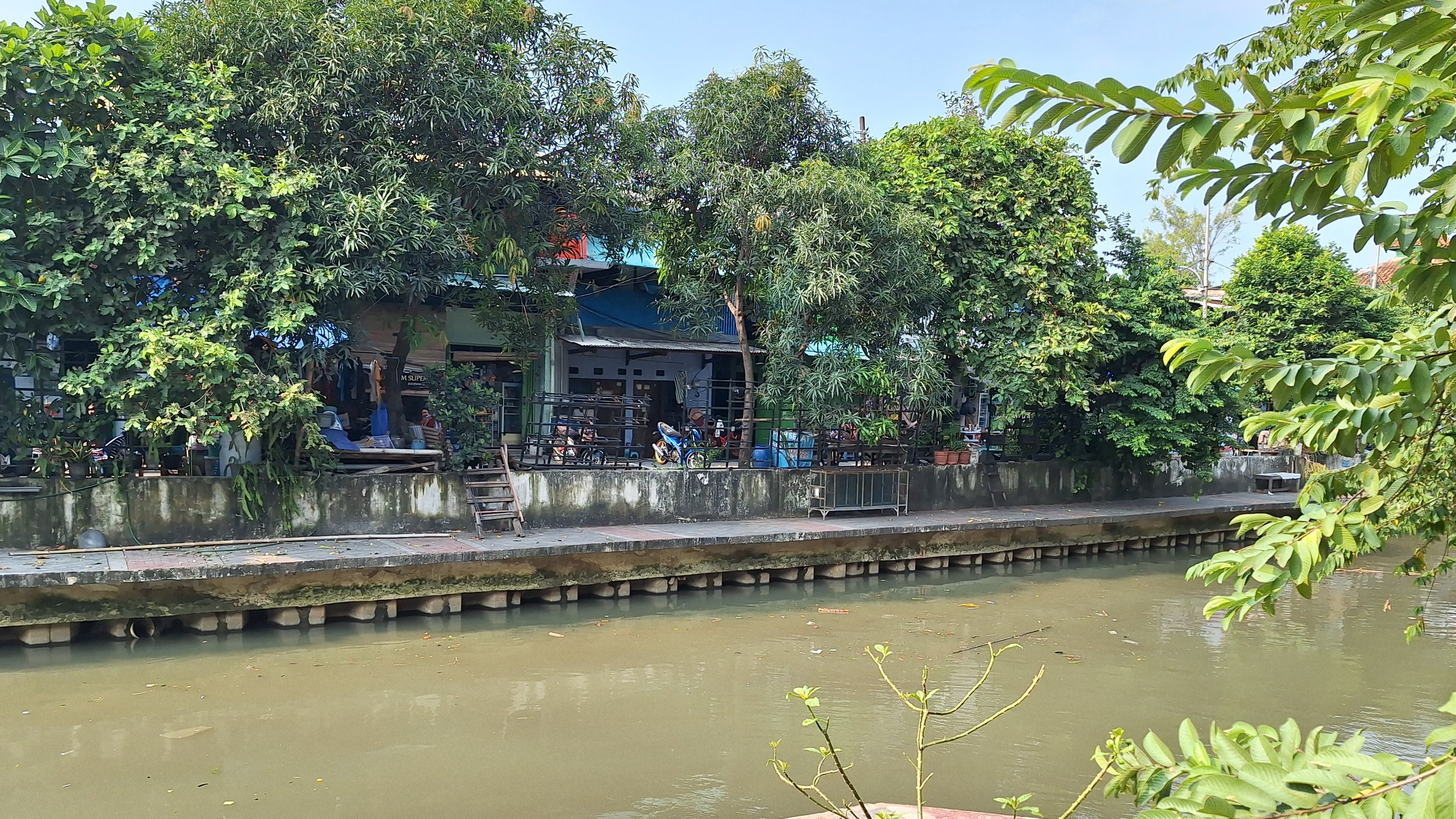 Jakarta, riverside: kids’ curiosity